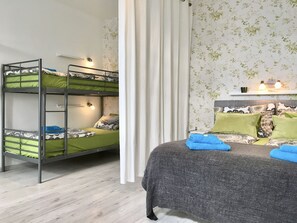 Een strijkplank/strijkijzer, gratis wifi, beddengoed