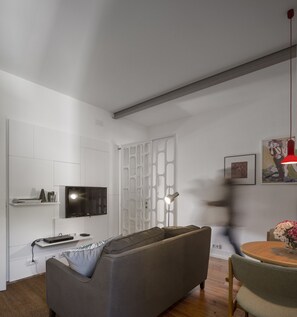 TV, DVD player - Flattered to be in Tomar T1 C (Tomar)