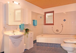 Douche, bidet, serviettes fournies, papier toilette