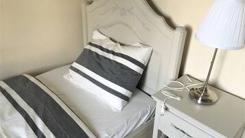 2 bedrooms, iron/ironing board, WiFi, bed sheets