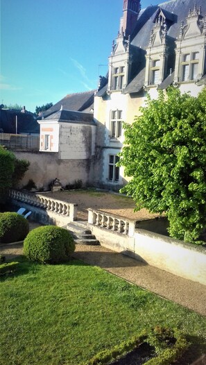 Property grounds - cottage of the Small Mass (Amboise)