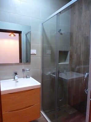 Bathroom - Panoramic views from Deluxe Studio "Lungo Mare" (Ulcinj)