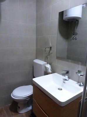 Bathroom - Panoramic views from Deluxe Studio "Lungo Mare" (Ulcinj)