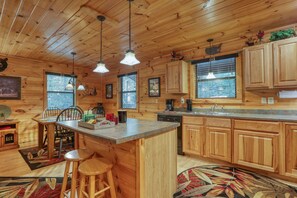 Fridge, microwave, oven, dishwasher - Elk Run On Cosby Creek by RedAwning (Cosby)