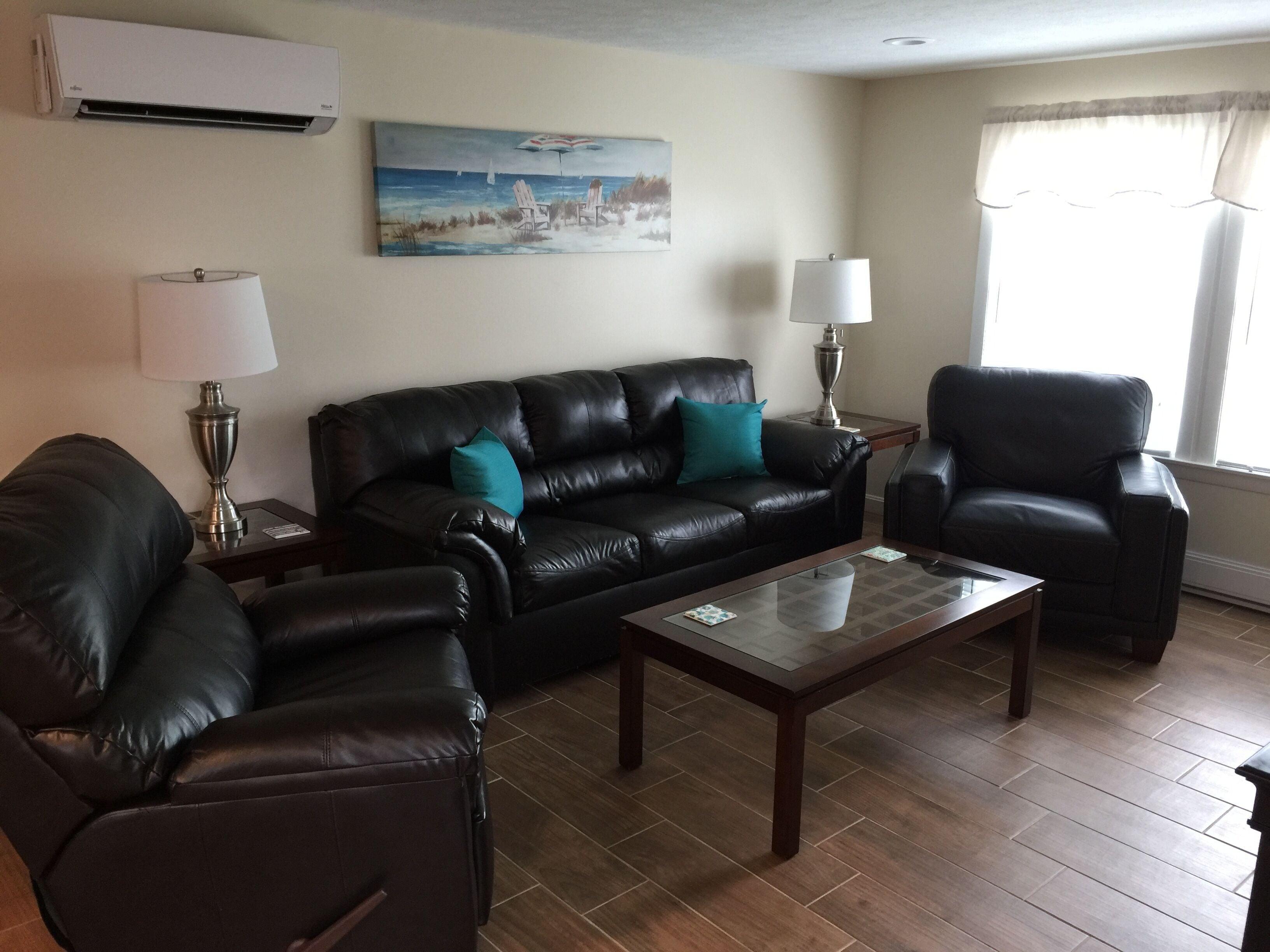 MODERN BEACH UNIT WITH AIR CONDITIONING AND FREE BEACHFRONT PARKING .