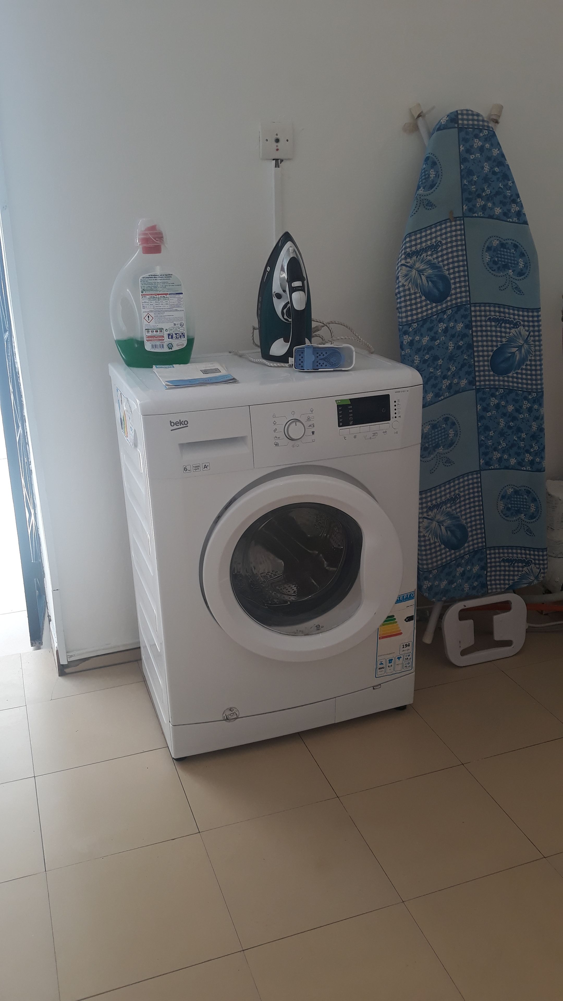 Full-sized fridge, microwave, oven, stovetop