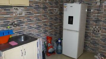 Full-sized fridge, microwave, oven, stovetop