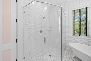 Combined shower/tub, hair dryer, towels