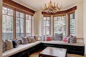 TV, fireplace, DVD player, stereo - Private Gore Creek Townhome Save 20% on 7+ Nights! (Vail)