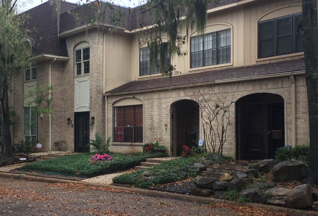 ★ EXECUTIVE townhouse in quiet gated community