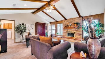 Fernseher, Kamin, DVD-Player, Bücher