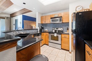 Mikrowelle, Ofen, Geschirrspüler, Wasserkocher mit Kaffee-/Teezubehör