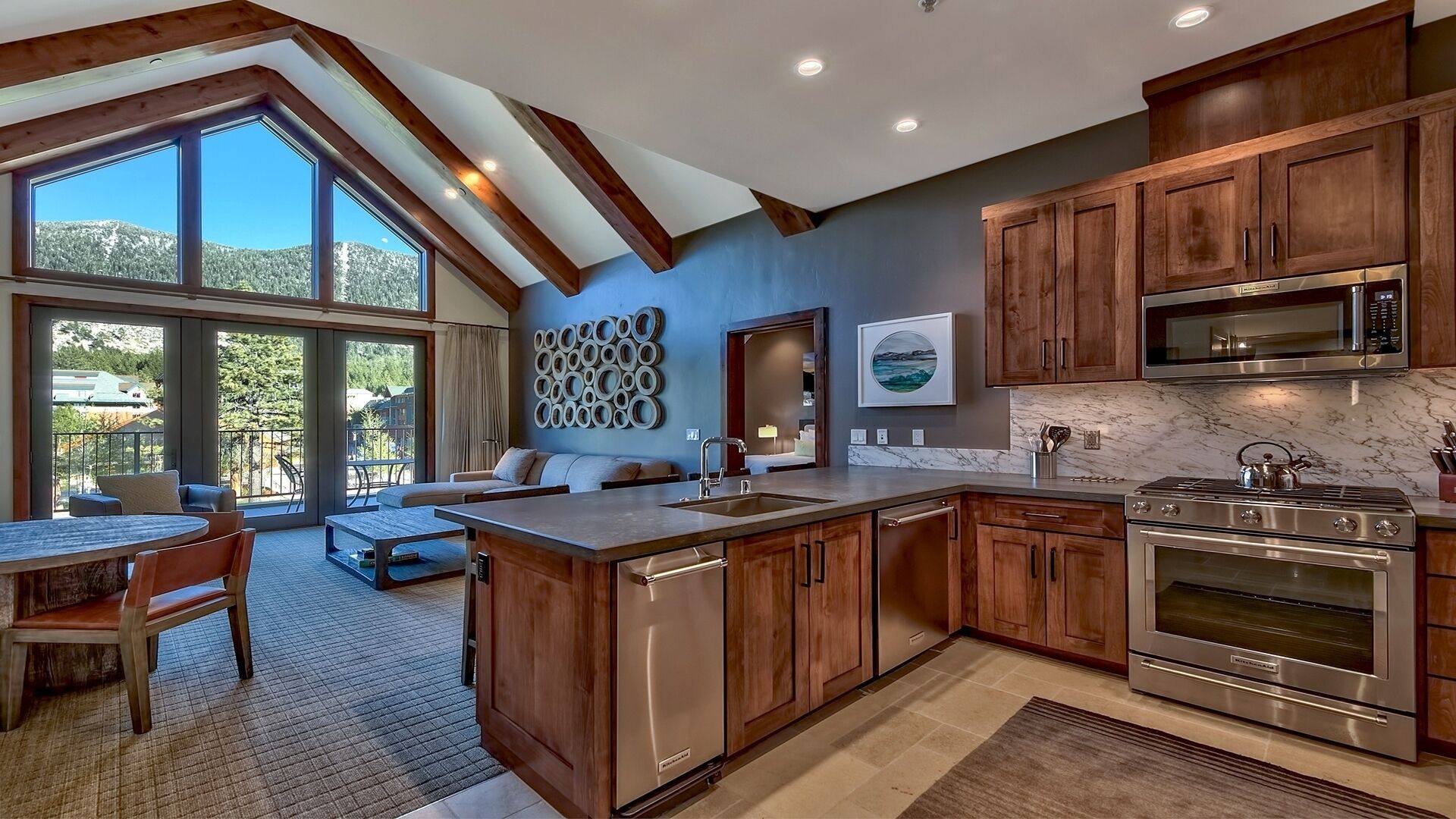 Jääkaappi, mikroaaltouuni, uuni, astianpesukone