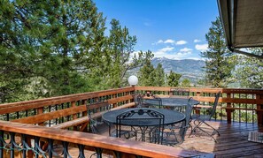 Outdoor dining - Jordan Vacation Home at Windcliff by RedAwning (Estes Park)