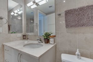 Dusche, Haartrockner, Handtücher