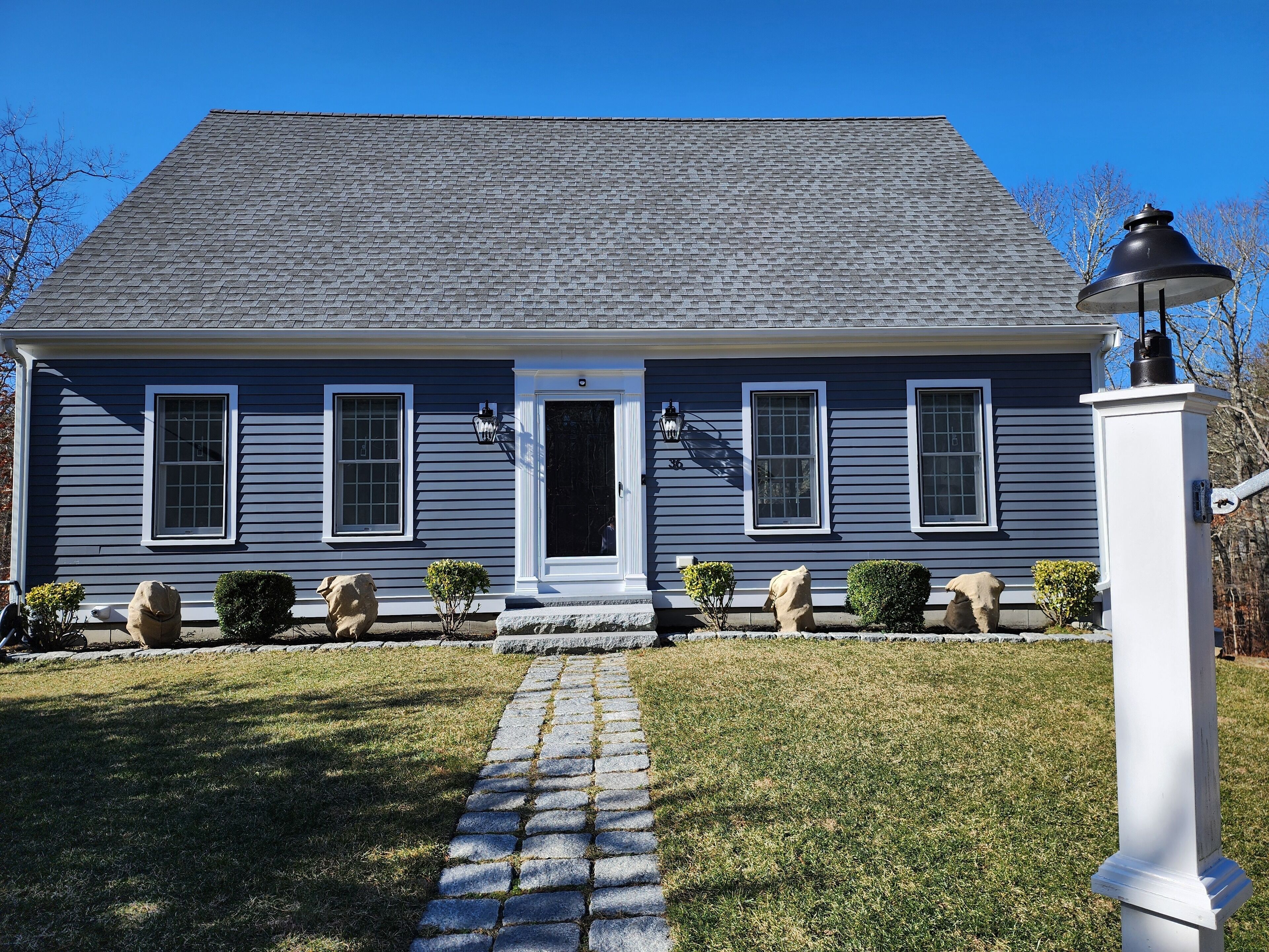 Contemporary three bedroom sleeping 8 located in Yarmouth Port