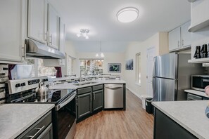 冷蔵庫、電子レンジ、オーブン、食器洗い機