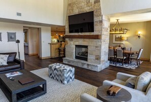 TV, fireplace, stereo - Four Bedroom Penthouse in Canyons Village by RedAwning - Save 20% on 7+ Nights! (Park City)