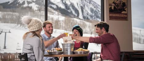 屋外ダイニングエリア