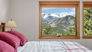 3 bedrooms, WiFi - Mountain Time Luxury Vacation Home at Windcliff by RedAwning (Estes Park)