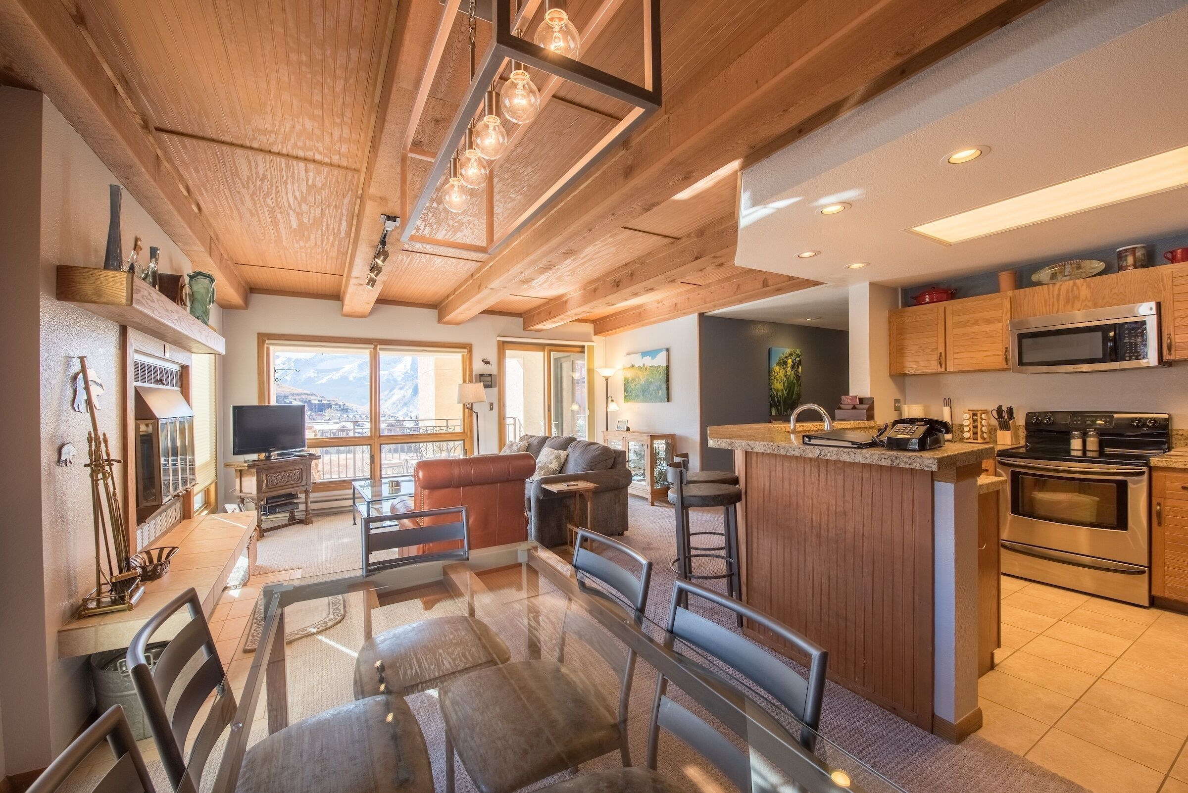 2BR Condo with Gorgeous Remodeled Kitchen by RedAwning