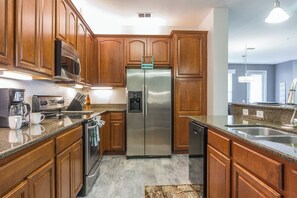 Kühlschrank, Mikrowelle, Ofen, Geschirrspüler