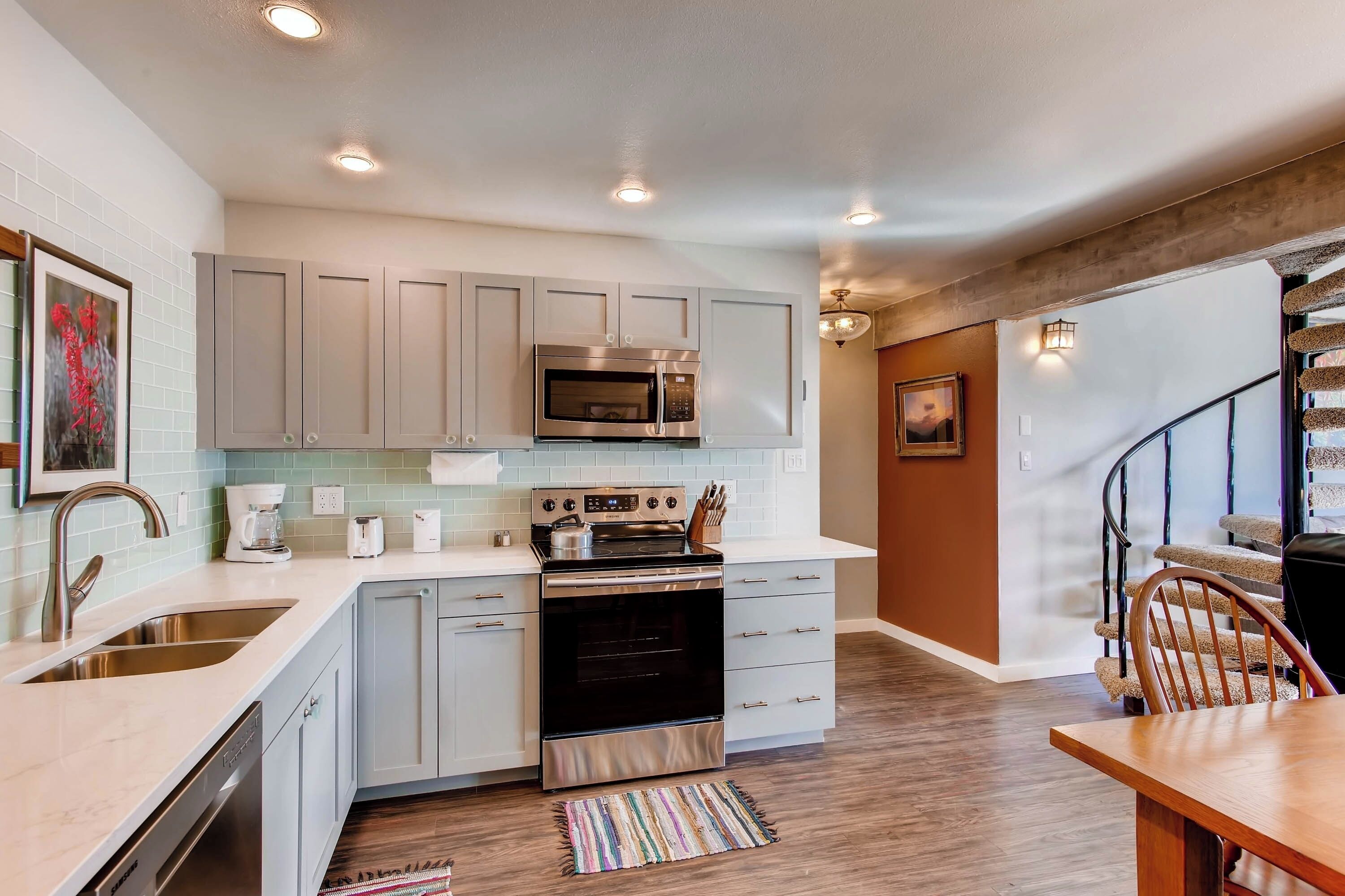 Microwave, oven, dishwasher, coffee/tea maker