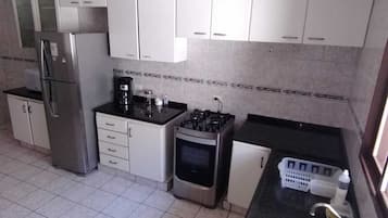 Kühlschrank, Mikrowelle, Wasserkocher mit Kaffee-/Teezubehör
