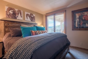 1 bedroom, WiFi, bed sheets - Lovely Modern Plaza Condo - No Cleaning Fee! by RedAwning (Crested Butte)