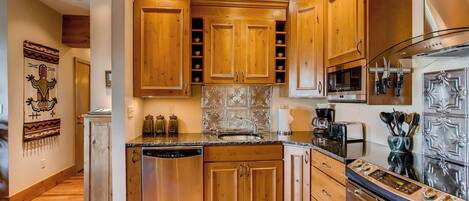 Micro-ondes, four, lave-vaisselle, cafetière/bouilloire