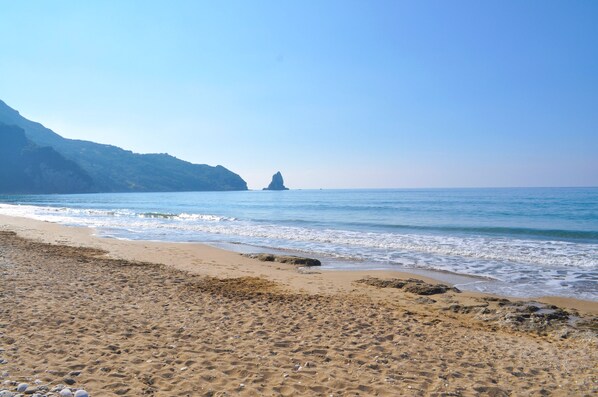 Sun loungers - Holiday homes on Corfu "Angelos" on Agios Gordios beach (Agios Gordios)