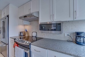 KĂŒhlschrank, Mikrowelle, Ofen, GeschirrspĂŒler