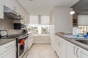 Een koelkast, een microgolfoven, een oven, een vaatwasser