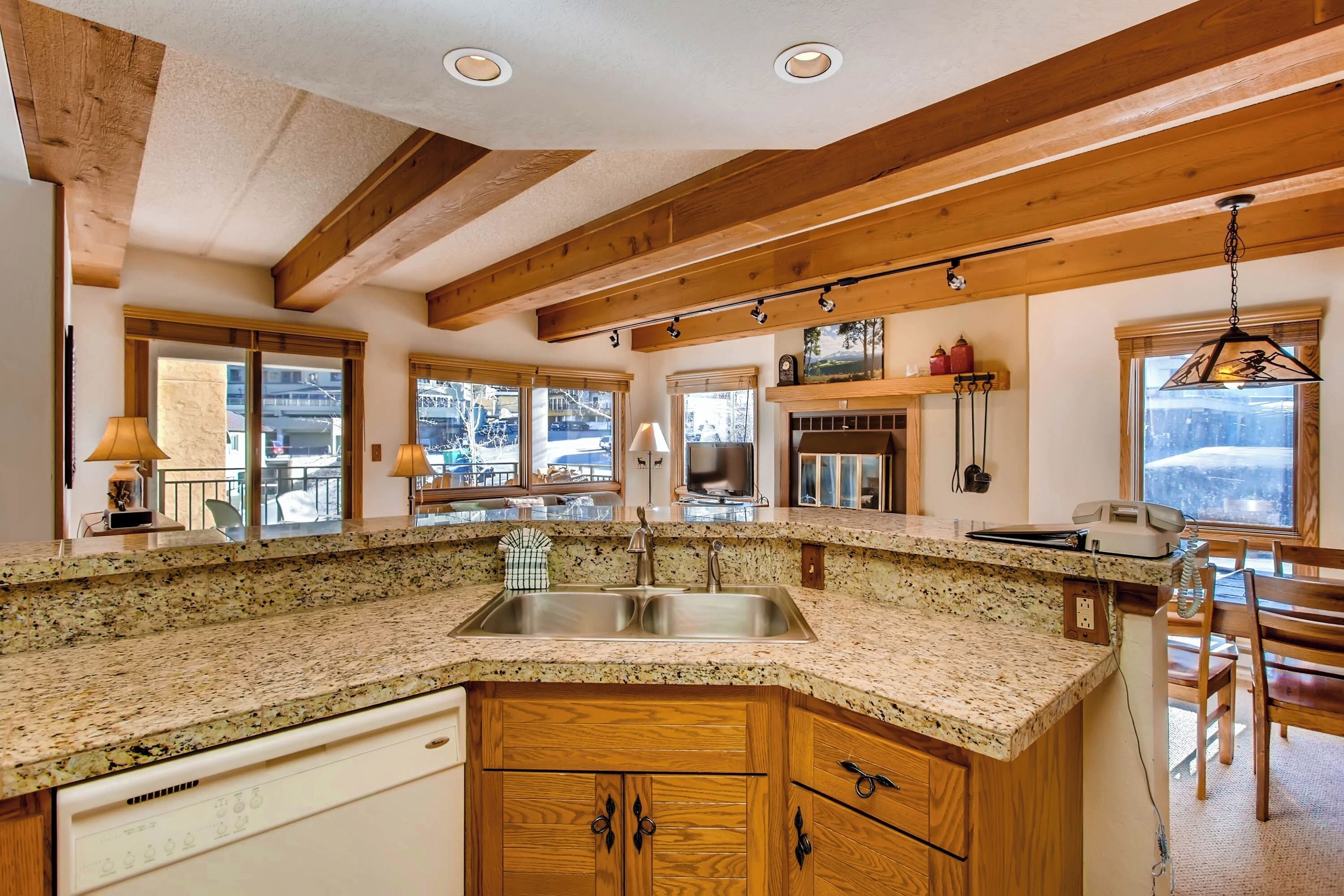 Mikrowelle, Ofen, Geschirrspüler, Wasserkocher mit Kaffee-/Teezubehör