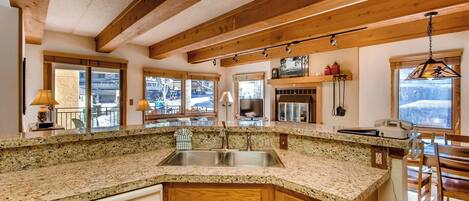 Mikrowelle, Ofen, Geschirrspüler, Wasserkocher mit Kaffee-/Teezubehör