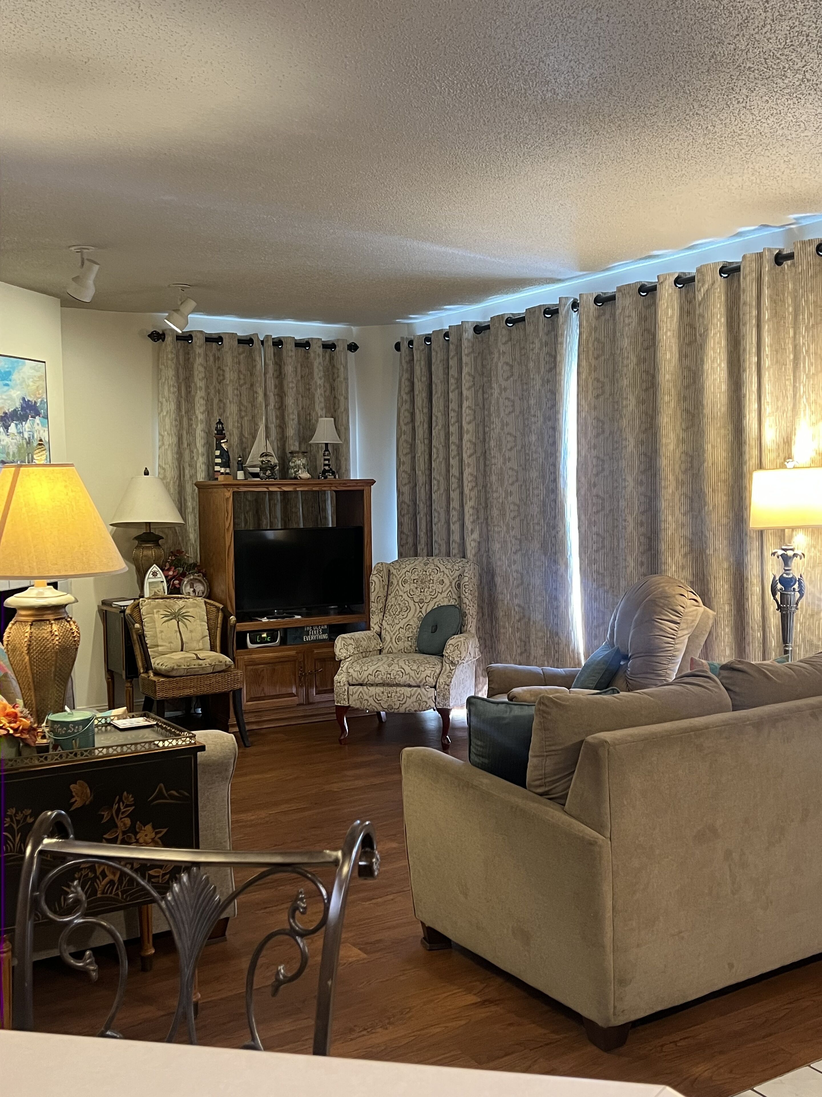 Een televisie en een open haard