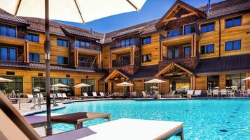 Een verwarmd zwembad