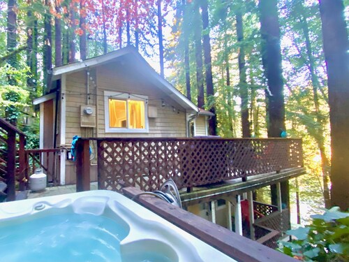 Russian River Privacy In The Redwoods - Hot tub/Fire pit table/Decks/Relaxation!