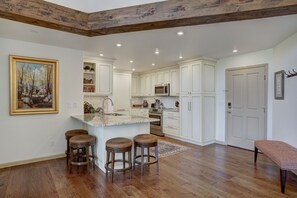 Microondas, horno, lavavajillas, cafetera/tetera