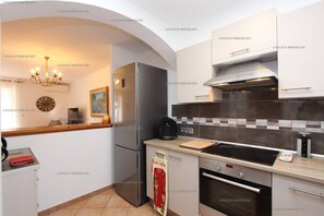 Fridge, microwave, oven, dishwasher - Part of mas all comfort air co terrace and garden for 5 (SIX FOURS LES PLAGES)