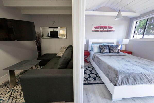 2 bedrooms, desk, iron/ironing board, WiFi