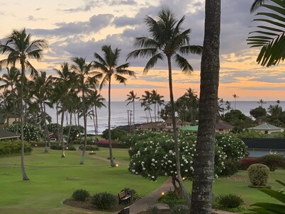 Stunning Ocean View - Steps from the beach - Kahala 623
