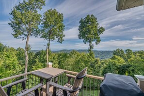 Outdoor dining - *Wildwood Mountain Lodge*Scenic View-Luxury Living Near Asheville/Hendersonville (Laurel Park)