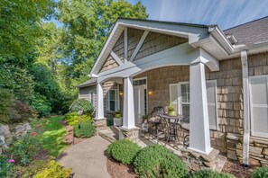 Outdoor dining - *Wildwood Mountain Lodge*Scenic View-Luxury Living Near Asheville/Hendersonville (Laurel Park)