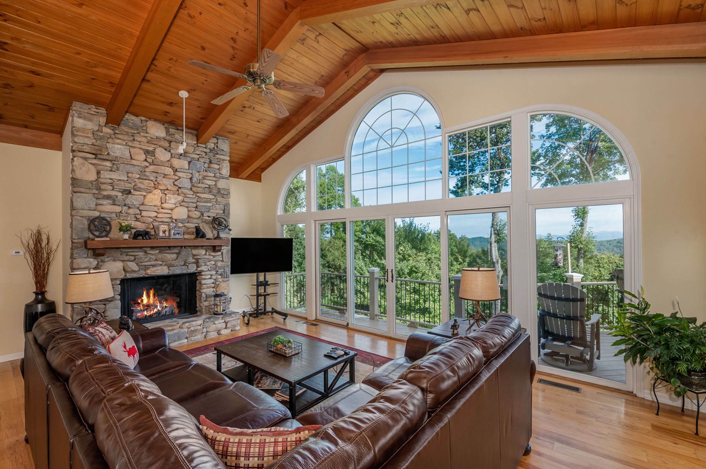 Fernseher, Kamin, Tischfußball, Bücher