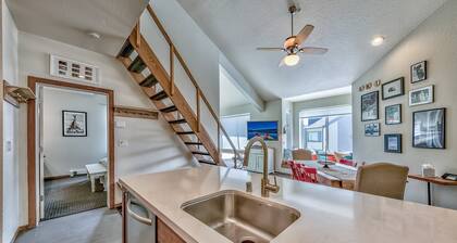 2Br+ loft Centrally Located Kirkwood Condo – Great Value