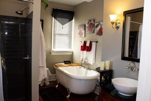 Free toiletries, hair dryer, bathrobes, towels - The Katherine Holle House (Watertown)