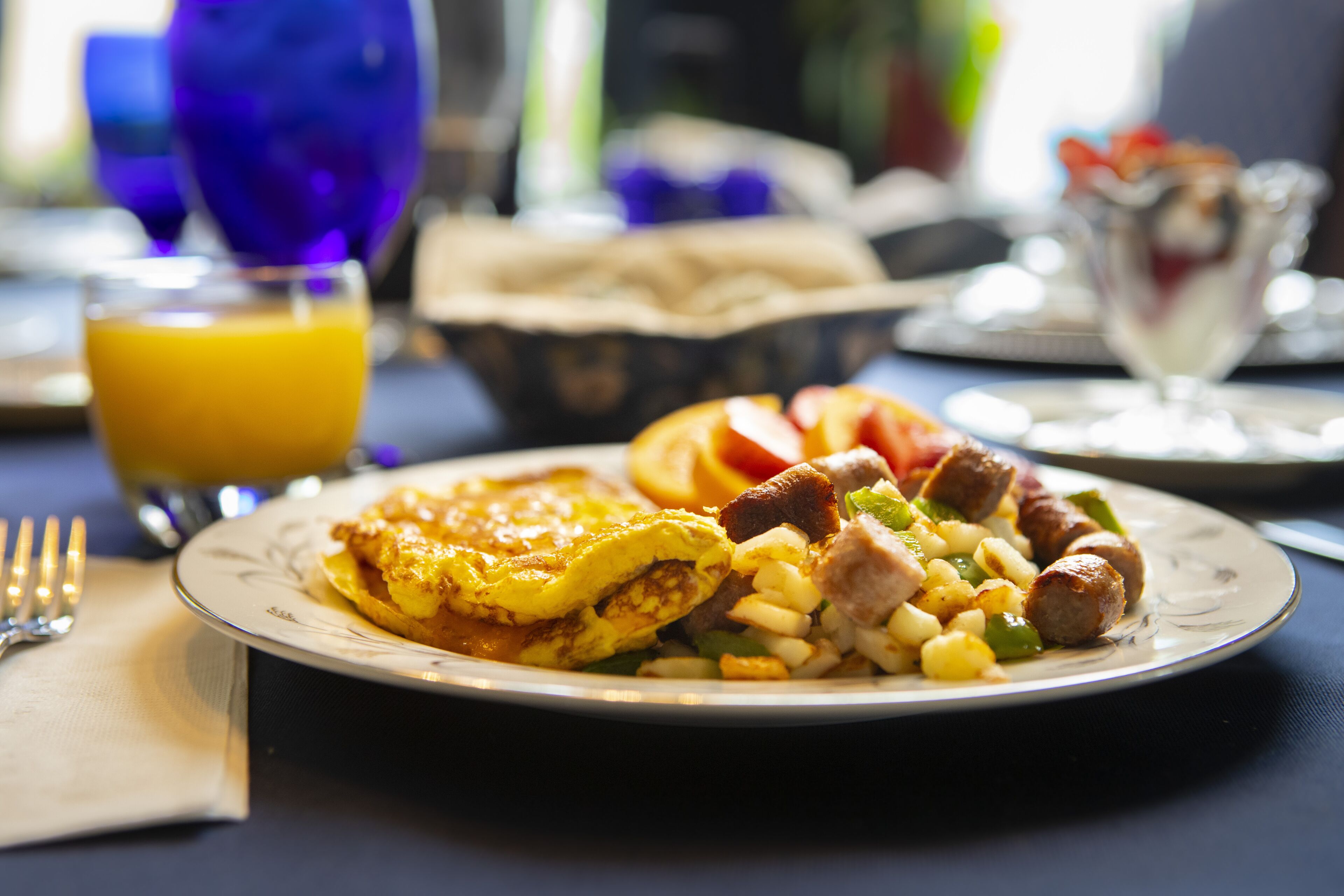 Un plato de desayuno con huevos, salchicha y verduras.