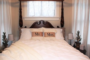 Honeymoon Suite | Hypo-allergenic bedding, pillowtop beds, individually decorated - The Katherine Holle House (Watertown)