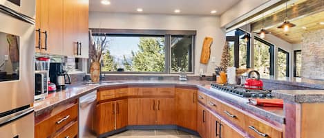 Een koelkast, een microgolfoven, een oven, een vaatwasser